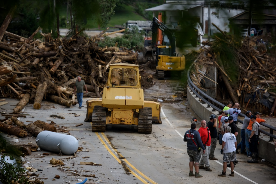 Los rumores y amenazas obligan a Carolina del Norte a reorganizar las operaciones de ayuda tras el huracán Helene