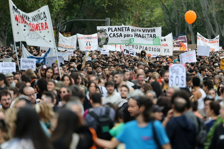 La falta de vivienda asequible y la amenaza de una huelga masiva de inquilinos presionan al gobierno español